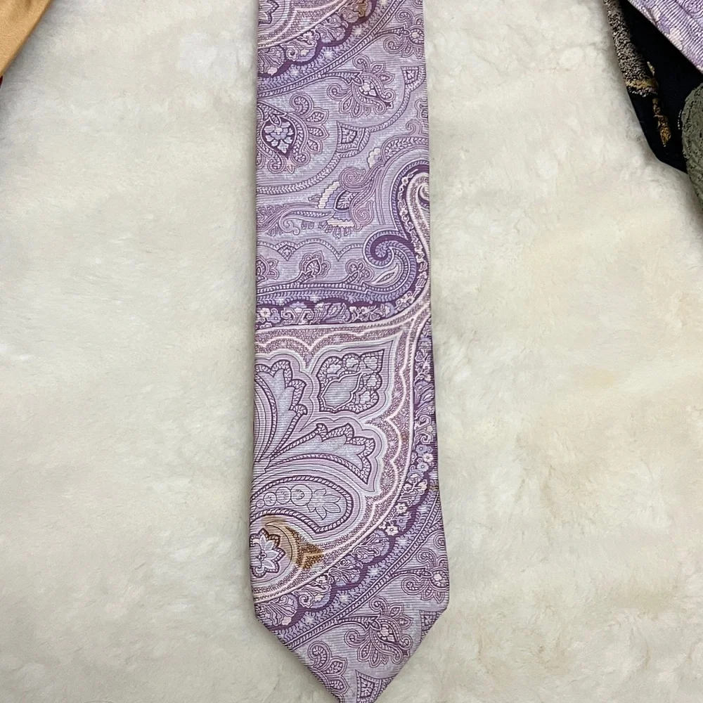 Elegant bundle of 8 hundred percent silk Men's Tie Collection